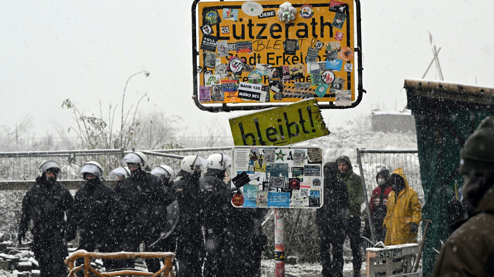 Polizisten stehen bei der Ortschaft Lützerath. Die Polizei Aachen hat sich ein Bild von der Lage in der Ortschaft Lützerath gemacht. Der Einsatz diente lediglich der Aufklärung und stellt ausdrücklich nicht den Beginn der Räumung dar. Lützerath soll später wegen des Braunkohletagebaus geräumt werden.