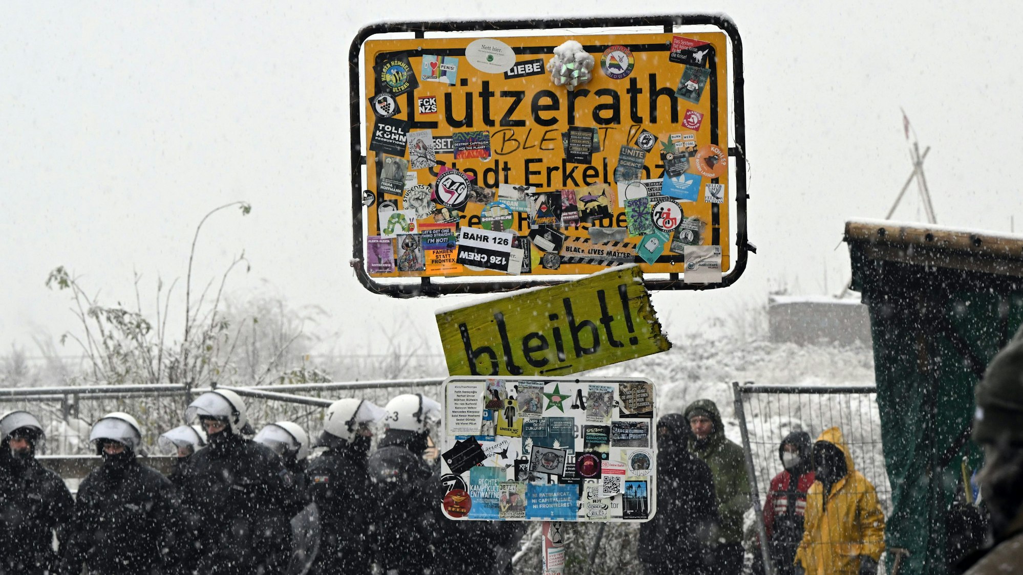 Polizisten stehen bei der Ortschaft Lützerath.