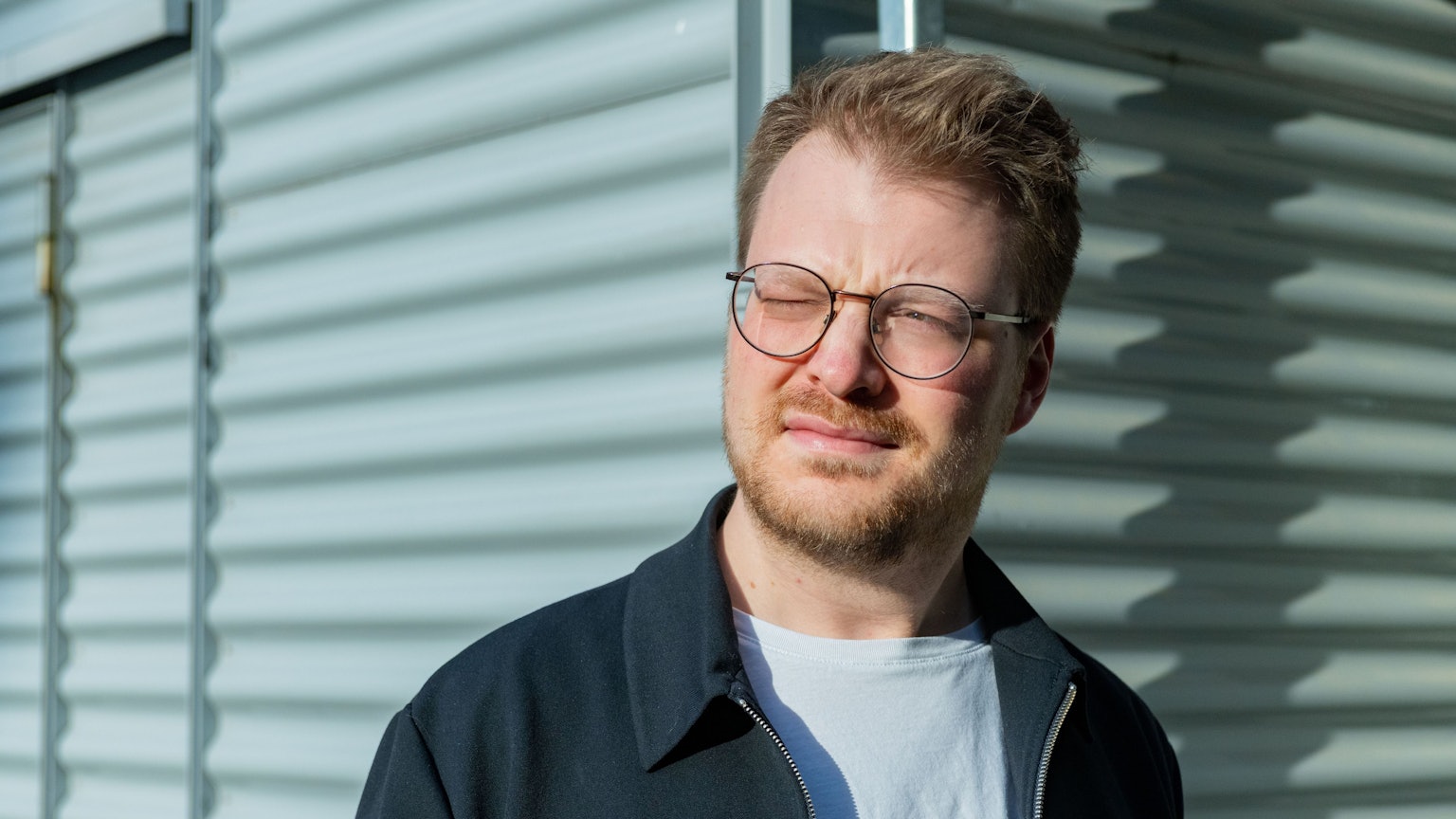 Maxi Gstettenbauer steht vor einer weißen Wand.