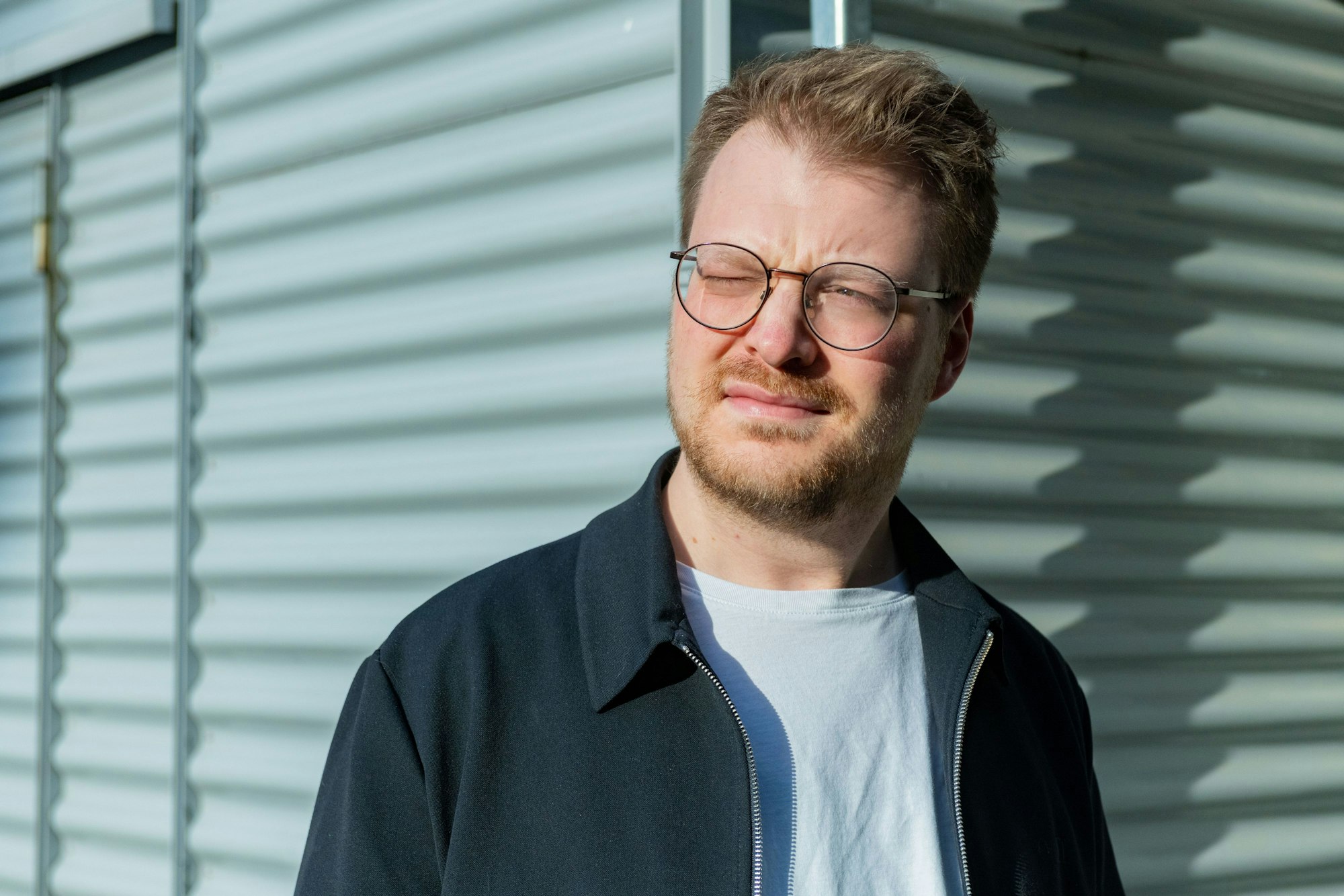 Maxi Gstettenbauer steht vor einer weißen Wand.