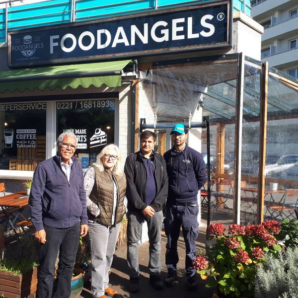 Najib Ramz, Susanna Zeltinger, der betroffene Fazal Rabi Rahimzai und 'Foodangels'-Betreiber Mazlom Sediqi stehen vor dem Restaurant „Foodangels“ in Köln.