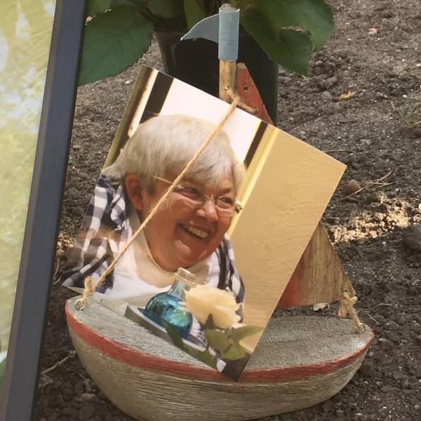 Freundinnen schmückten das anonyme Grab von Brigitte Lersch mit einem Korb und einem Bild der Verstorbenen, auf dem sie lacht.
