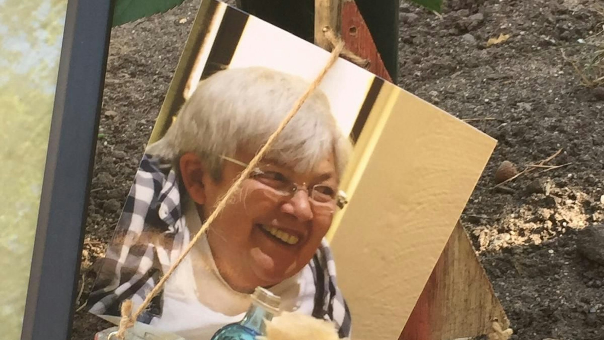 Freundinnen schmückten das anonyme Grab von Brigitte Lersch mit einem Korb und einem Bild der Verstorbenen, auf dem sie lacht.