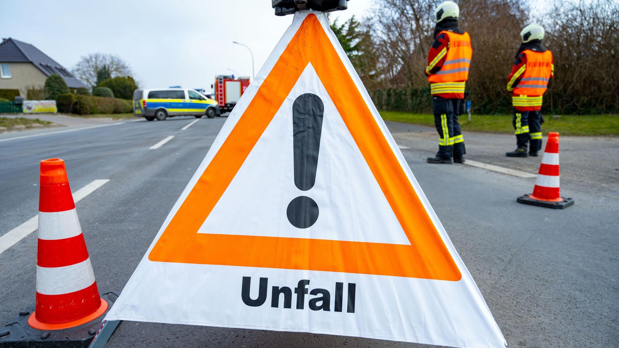 Ein Warndreieck steht nach einem Unfall auf der Bundesstraße 111 in Mecklenburg-Vorpommern.