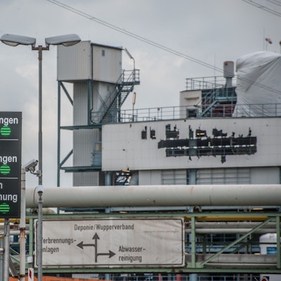 Einfahrt mit Anzeigetafel und -lampen zur Sondermüllverbrennungsanlage / Deponie Entsorgungszentrum Bürrig.