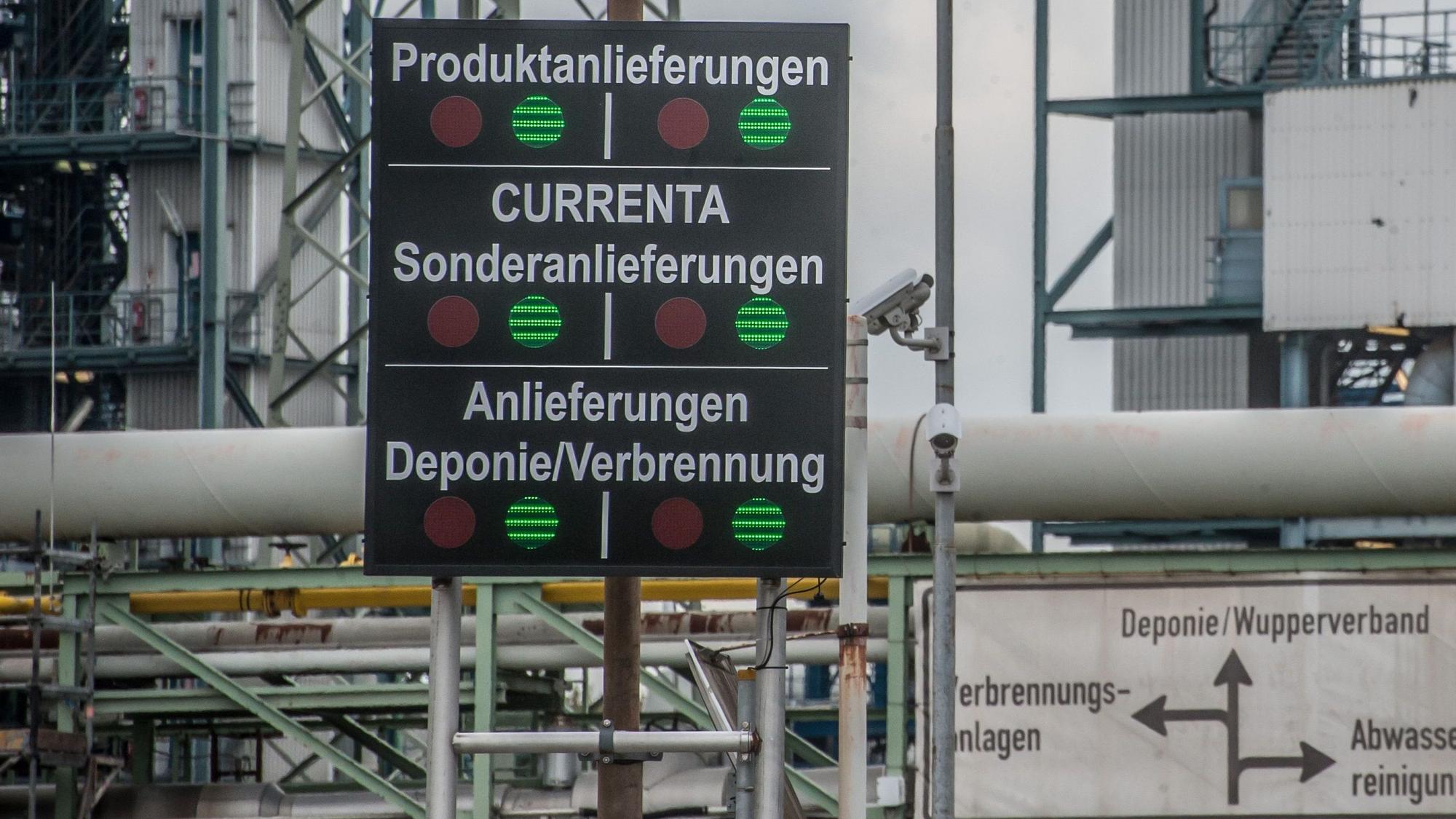 Einfahrt mit Anzeigetafel und -lampen zur Sondermüllverbrennungsanlage / Deponie Entsorgungszentrum Bürrig.