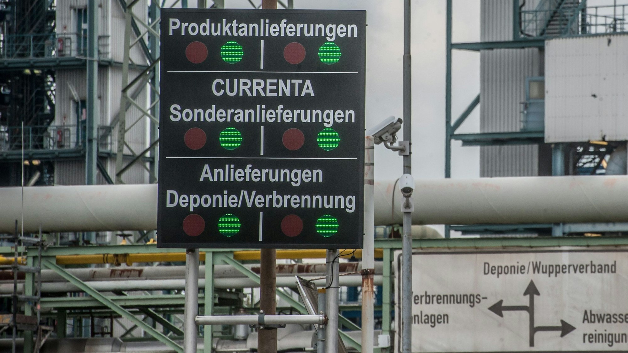 Einfahrt mit Anzeigetafel und -lampen zur Sondermüllverbrennungsanlage / Deponie Entsorgungszentrum Bürrig.