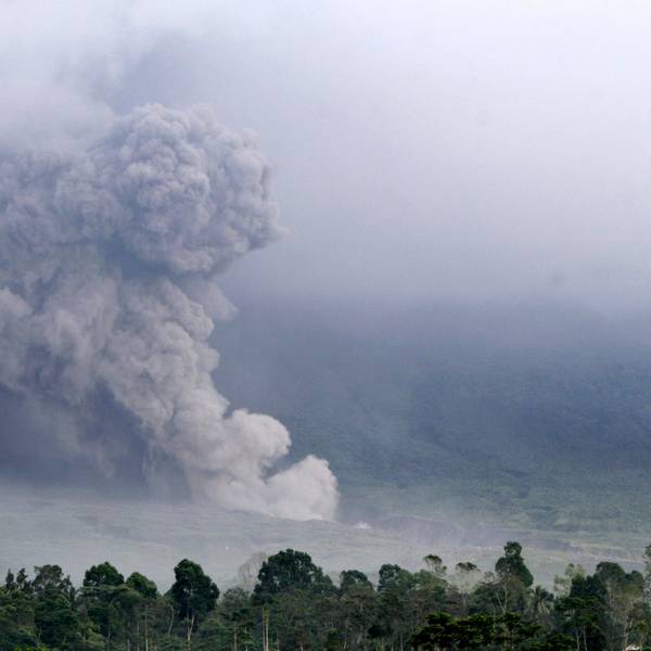 Eine große Rauch- und Aschewolke steigt nach dem Ausbruch des Vulkans Semeru in den Himmel.