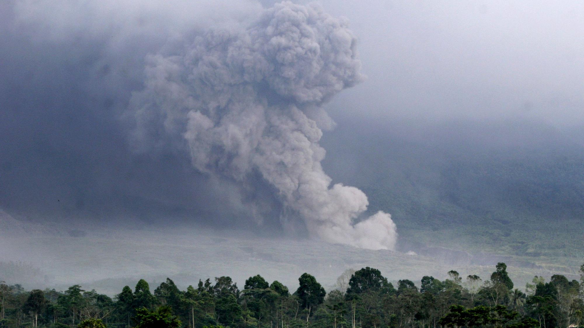 Eine große Rauch- und Aschewolke steigt nach dem Ausbruch des Vulkans Semeru in den Himmel.