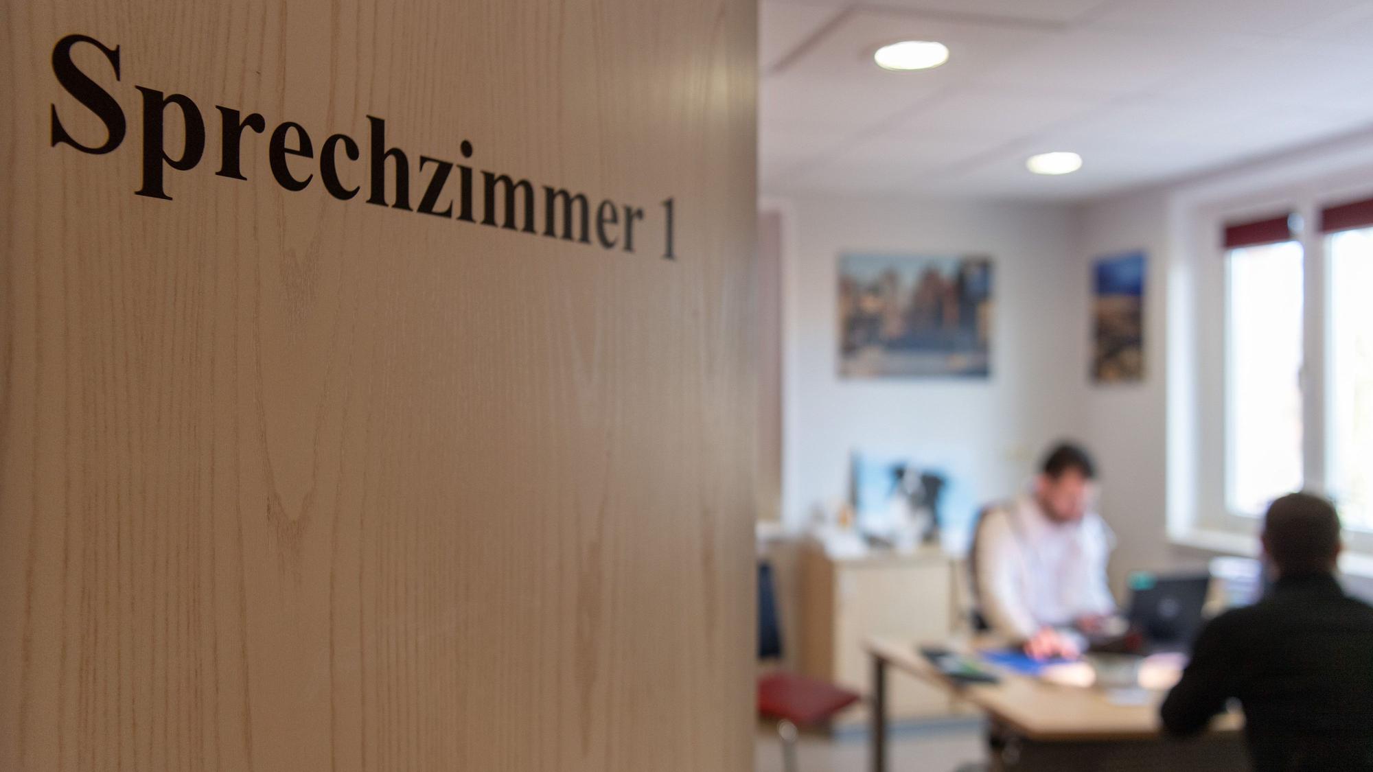 Blick in ein Sprechzimmer einer Hausarztpraxis. (Symbolbild)
