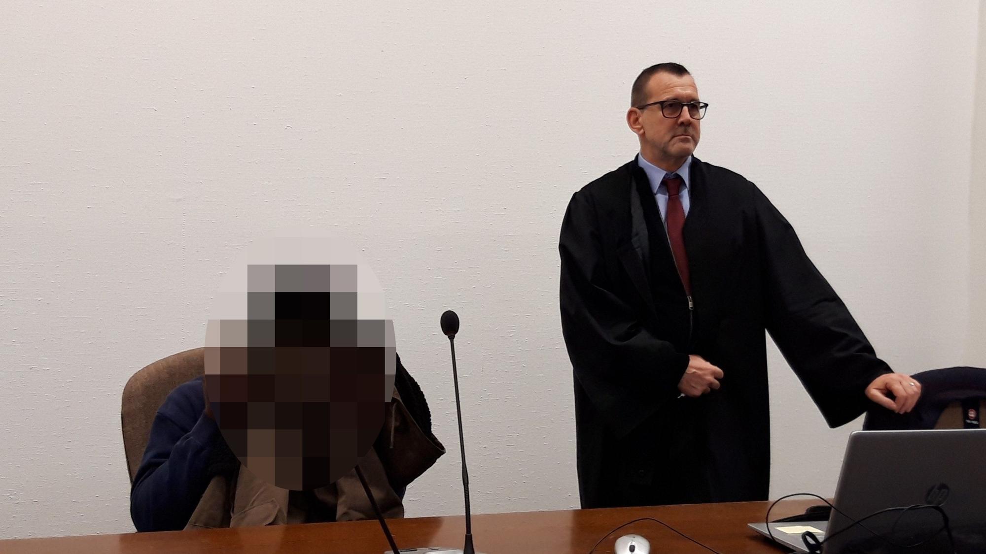 Das Bild zeigt den Verteidiger Gunda Golla und den Vergewaltiger, dessen Gesicht auf dem Foto gepixelt ist.