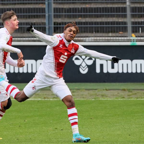 Die FC-Youngsters Jaka Cuber Potocnik und Justin Diehl jubeln nach einem Treffer.