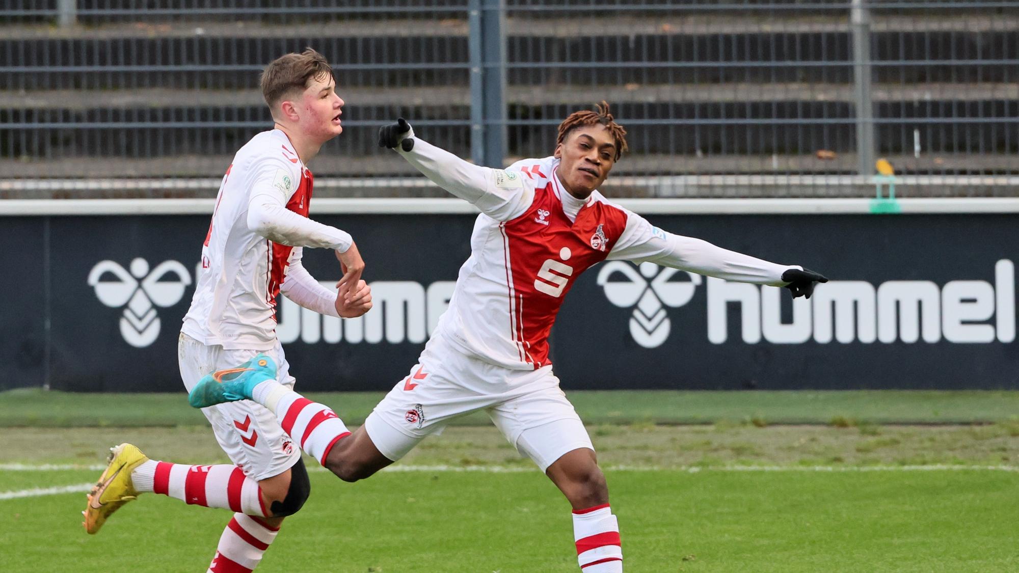 Die FC-Youngsters Jaka Cuber Potocnik und Justin Diehl jubeln nach einem Treffer.