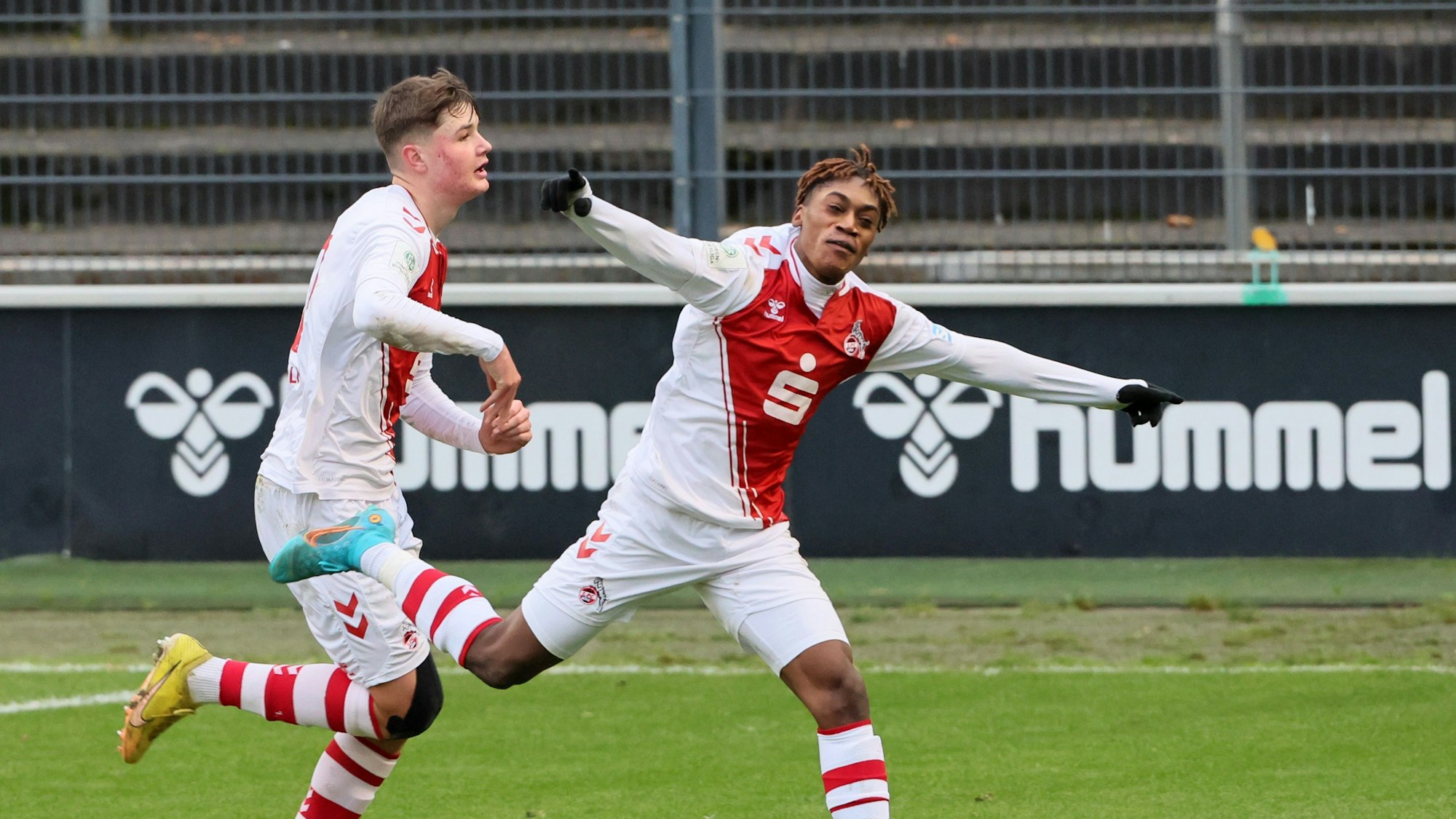 Die FC-Youngsters Jaka Cuber Potocnik und Justin Diehl jubeln nach einem Treffer.