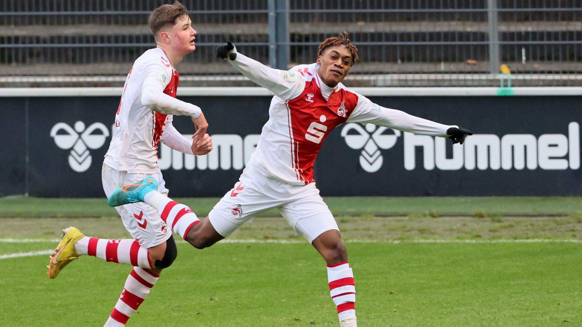 1.FC Köln U19 vs. Preußen Münster U19, A Junioren Bundesliga West, Jubel nach dem Siegtreffer zum 1:0, von links: Jaka Cuber Potocnik, Torschütze Justin Diehl (1.FC Köln),4.12.2022, Bild: Herbert Bucco