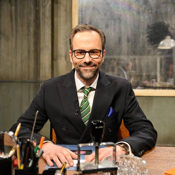 Komiker und Moderator Kurt Krömer in der Kullisse des Verhörraums seiner rbb-Show „Chez Krömer“.