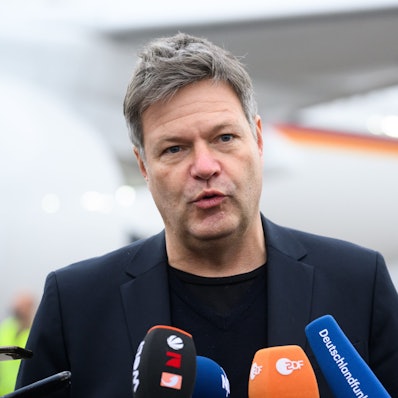 Bundeswirtschaftsminister Robert Habeck (Grüne) spricht in Mikrofone, er trägt ein blaues Sakko.
