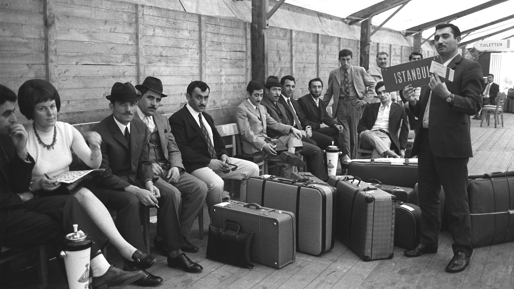 Türken warten 24.7.1970 in einem eigens für die Abfertigung türkischer Gastarbeiter errichteten Zelt auf dem Düsseldorfer Flughafen auf ihren Flug in die Heimat.