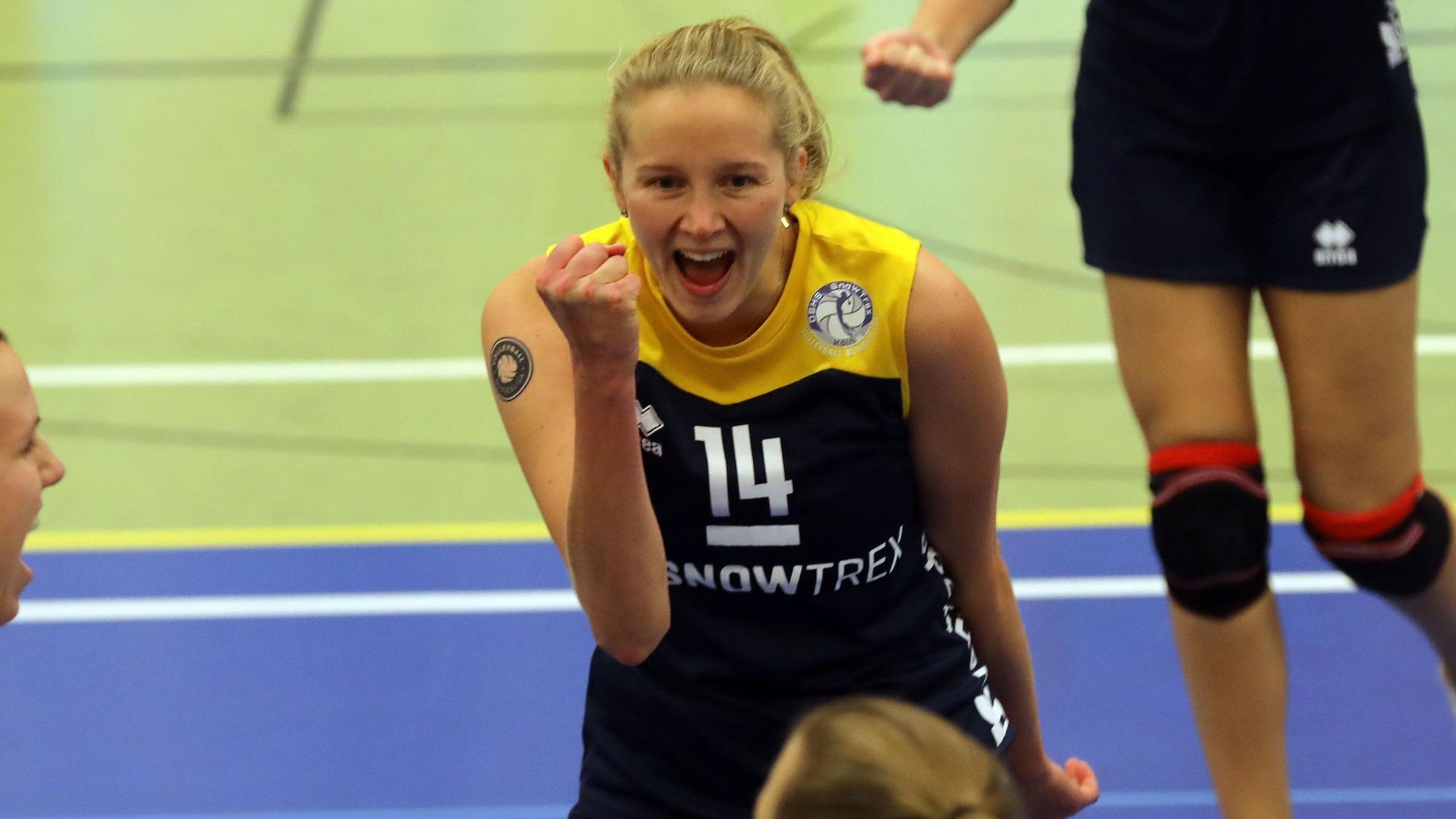 Eine Volleyballspielerin ballt nach einem Punktgewinn die Faust zum Jubel.