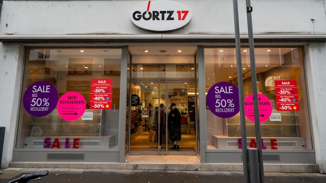 Görtz-Filiale in der Ehrenstraße. Im Schaufenster hängen Plakate mit der Aufschrift "Wir schließen".