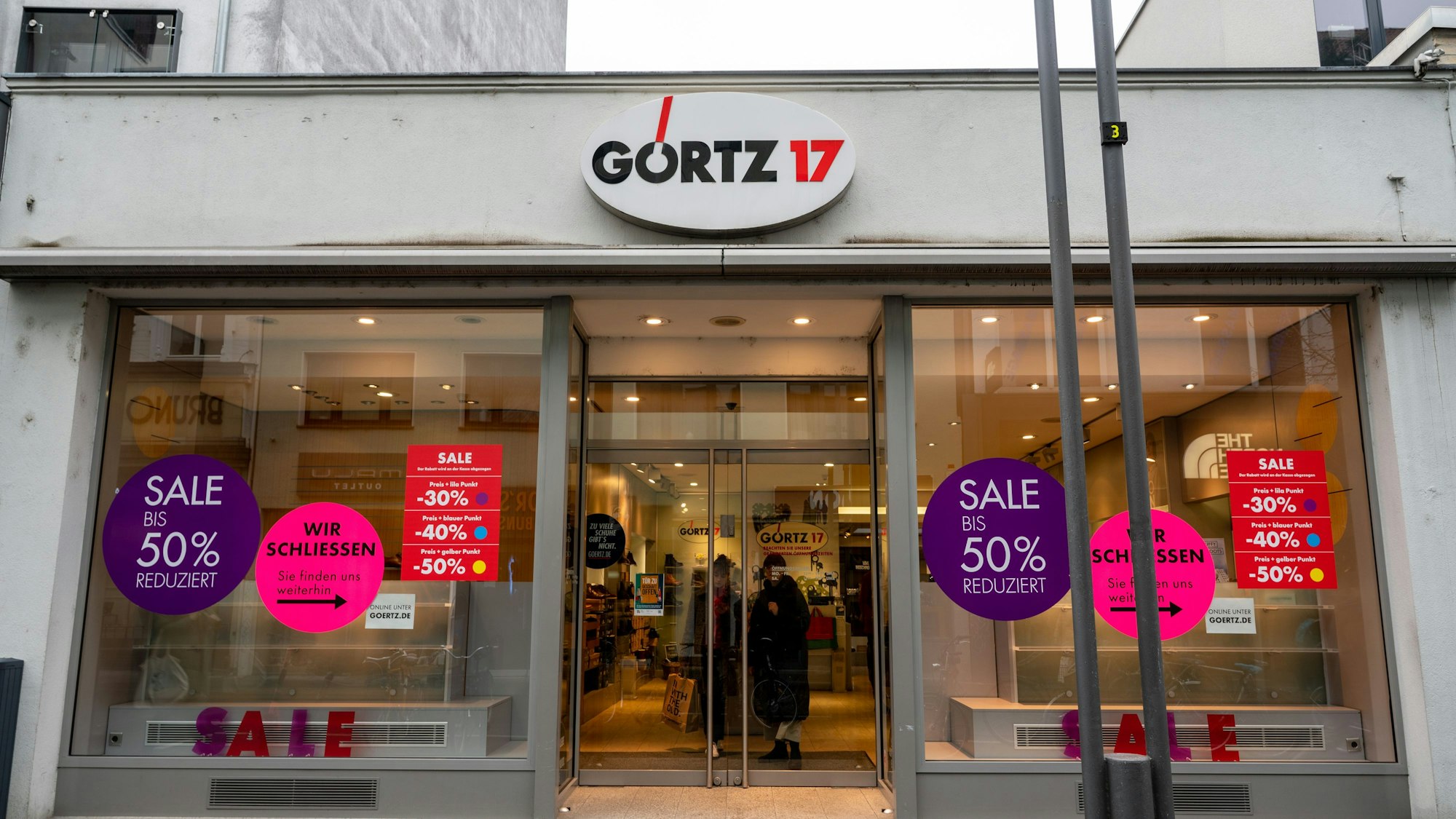 Görtz-Filiale in der Ehrenstraße. Im Schaufenster hängen Plakate mit der Aufschrift "Wir schließen".