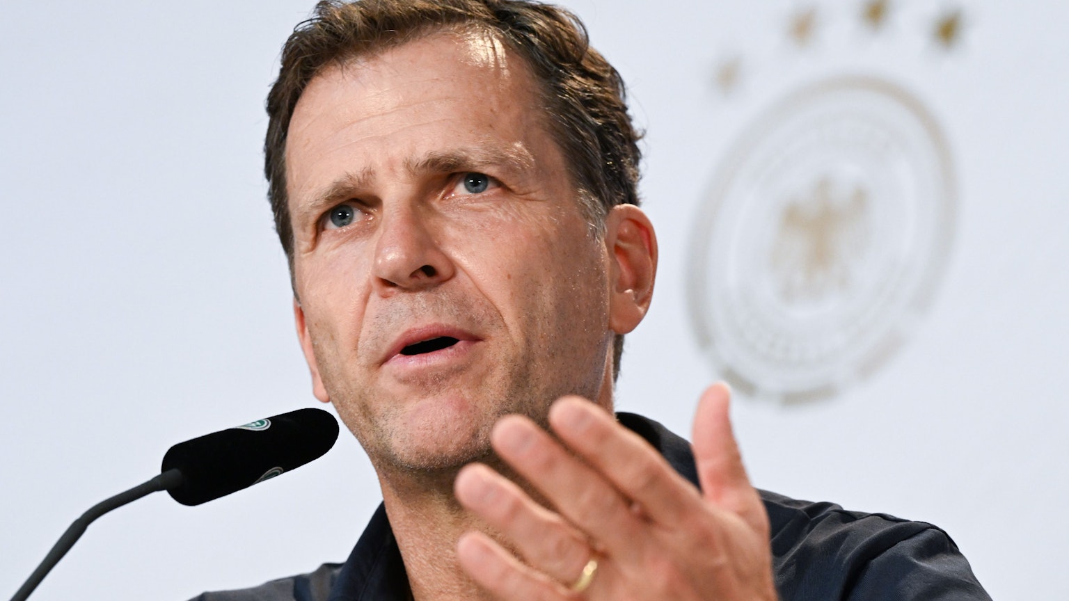 Nationalmannschaftsdirektor Oliver Bierhoff spricht bei einer PK.