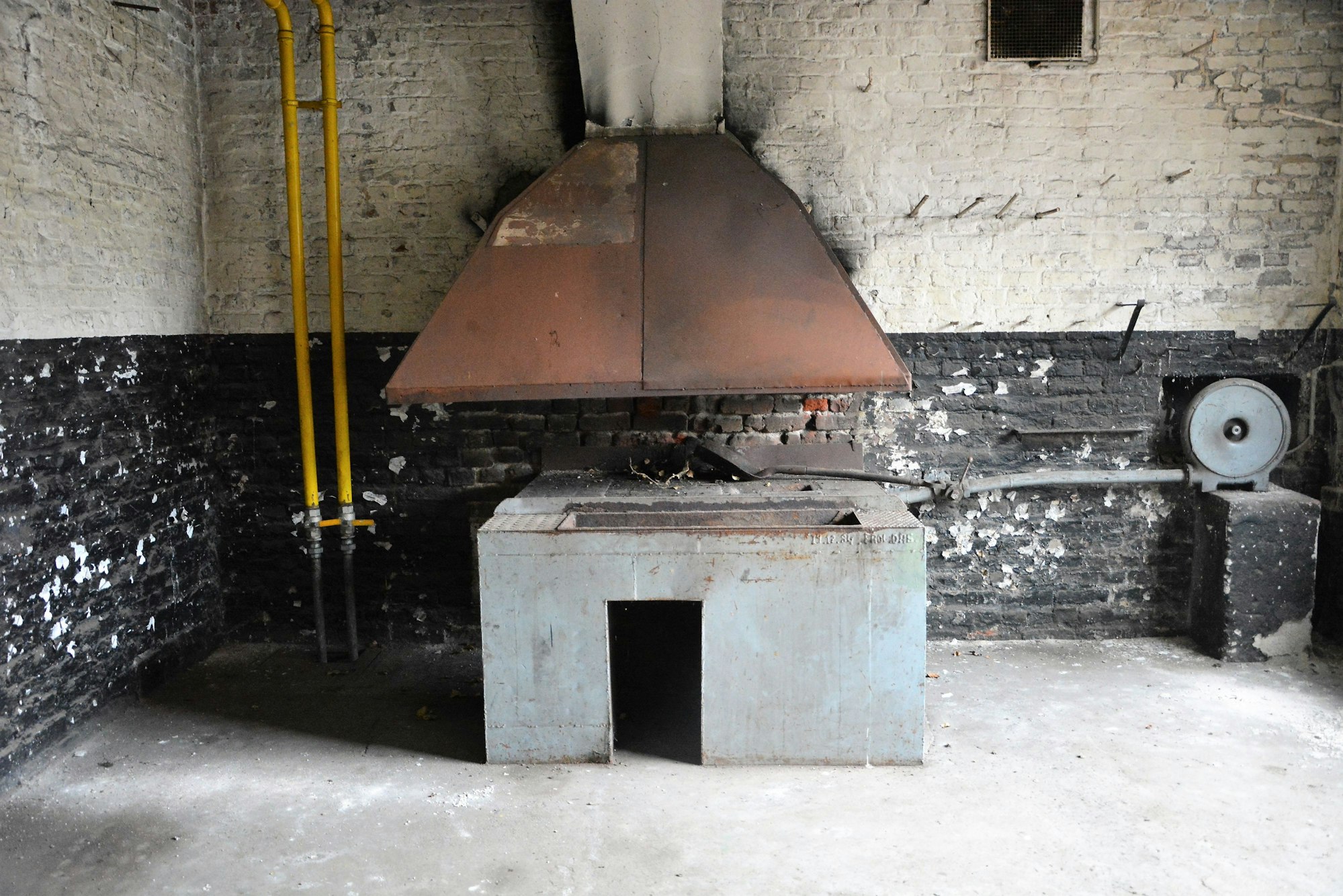 Ein Innenraum des Petershofs, in dem Maschinen einer alten Schlosserei stehen.