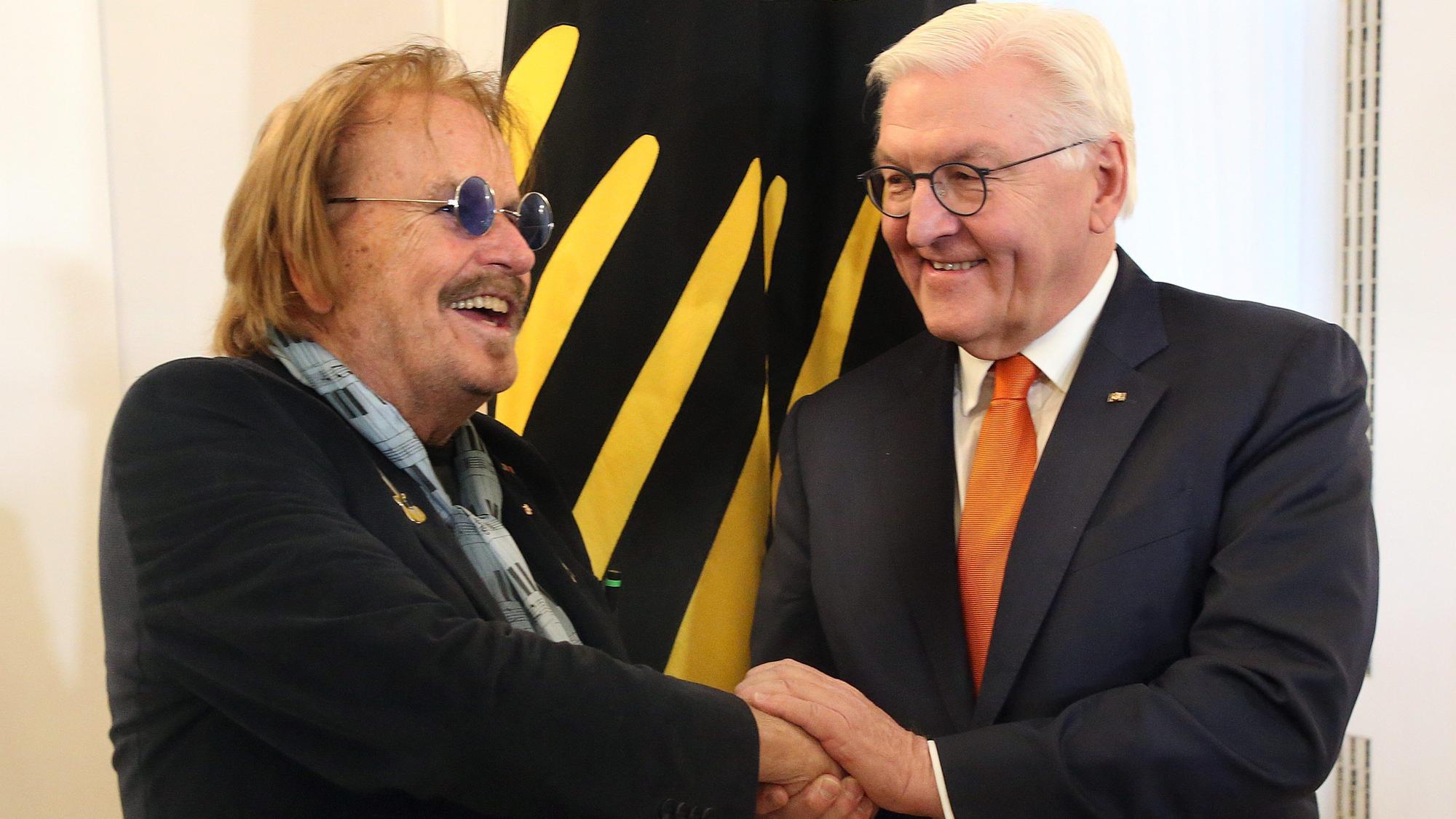Bundespräsident Frank-Walter Steinmeier verleiht den Verdienstorden der Bundesrepublik Deutschland 1. Klasse zum Tag des Ehrenamtes an Frank Zander.