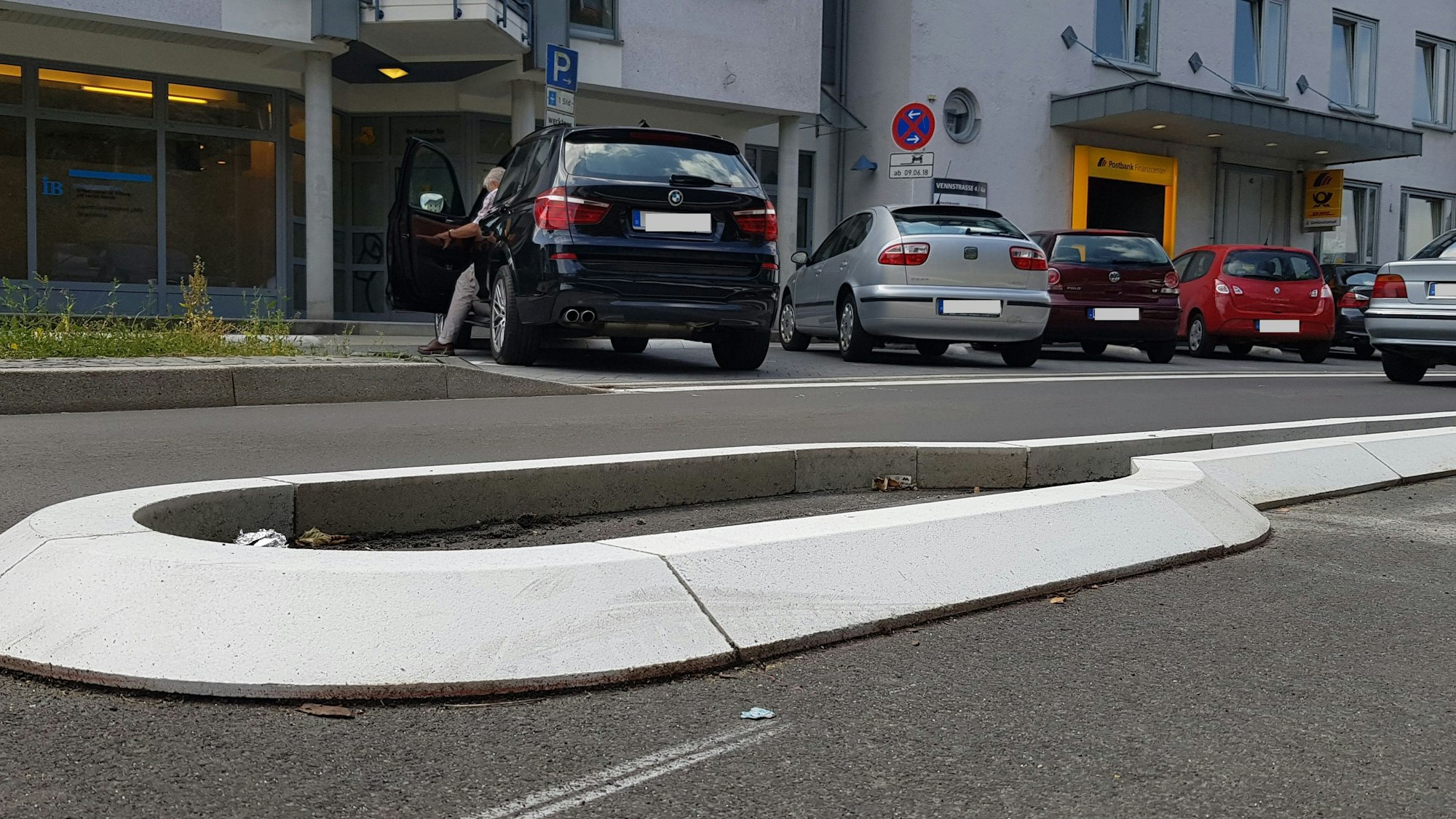 Ein solcher Fahrbahntrenner auf der Vennstraße im Stadtzentrum von Waldbröl war die Endstation einer wilden Verfolgungsjagd mit der Polizei.