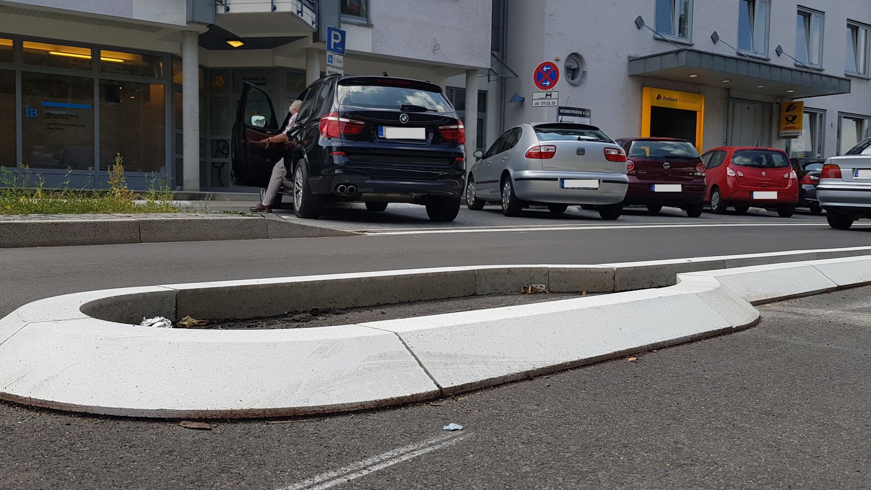 Ein solcher Fahrbahntrenner auf der Vennstraße im Stadtzentrum von Waldbröl war die Endstation einer wilden Verfolgungsjagd mit der Polizei.
