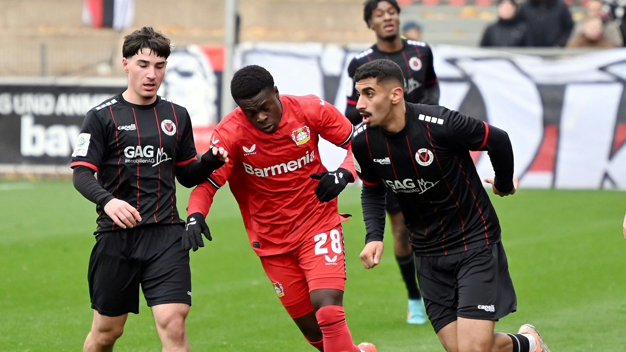 03.12.2022-Fussball-U19-Bayer 04 Leverkusen-Viktoria Köln
links: Salvatore Giambra (Köln)
mitte: Ken Izekor (Bayer)
rechts: Ramez Masry (Köln)
Foto: Uli Herhaus