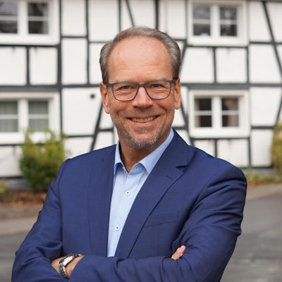 Das Foto zeigt Volker Mießeler, Bürgermeister von Bergheim. Er fürchtet höhere Steuern ab 2024.
