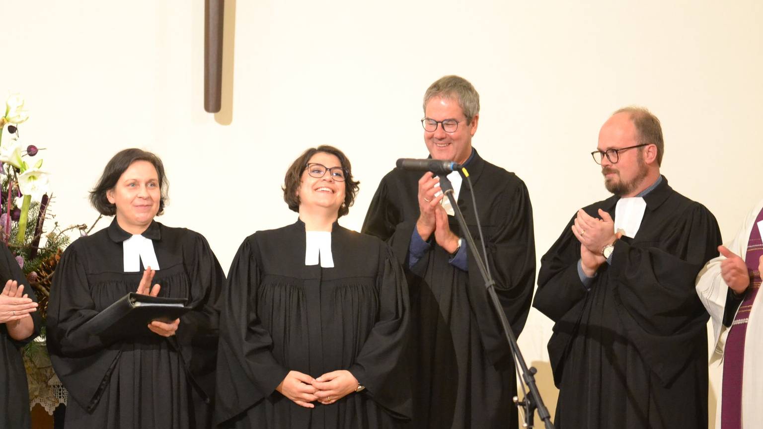 Judith Weichsel (2.v.l.) steht in einer Reihe mit einer weiteren Frau und zwei Männern. Die Drei sind am Klatschen und Frau Weichsel ist glücklich am Grinsen.