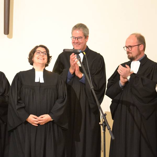 Judith Weichsel (2.v.l.) steht in einer Reihe mit einer weiteren Frau und zwei Männern. Die Drei sind am Klatschen und Frau Weichsel ist glücklich am Grinsen.