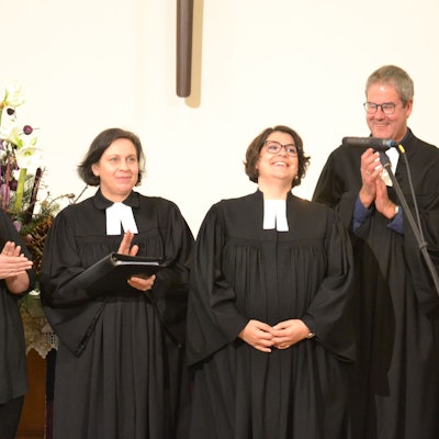 Judith Weichsel (2.v.l.) steht in einer Reihe mit einer weiteren Frau und zwei Männern. Die Drei sind am Klatschen und Frau Weichsel ist glücklich am Grinsen.