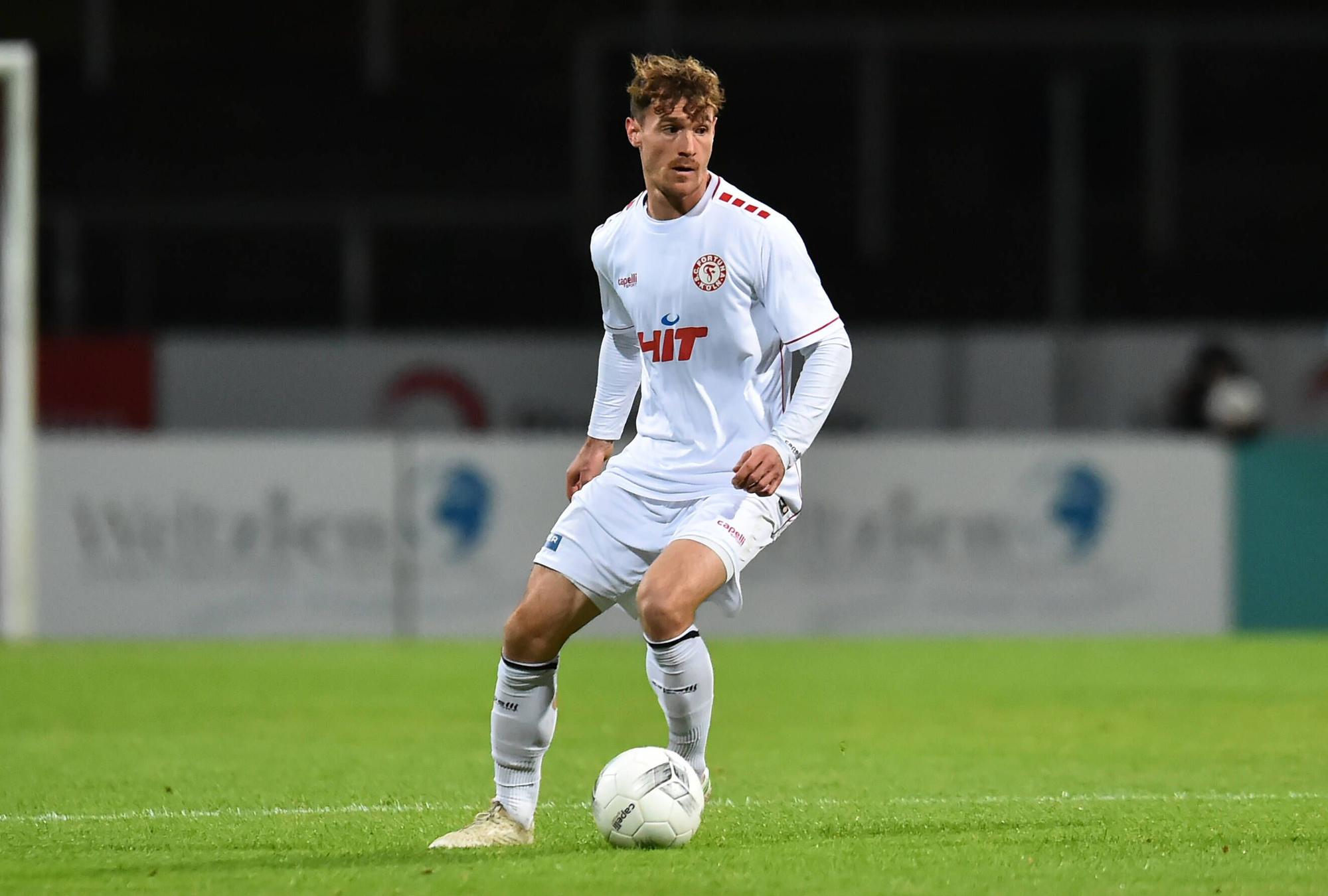 Das Bild zeigt den Fußballer Jules Schwadorf im Dress des SC Fortuna Köln.
