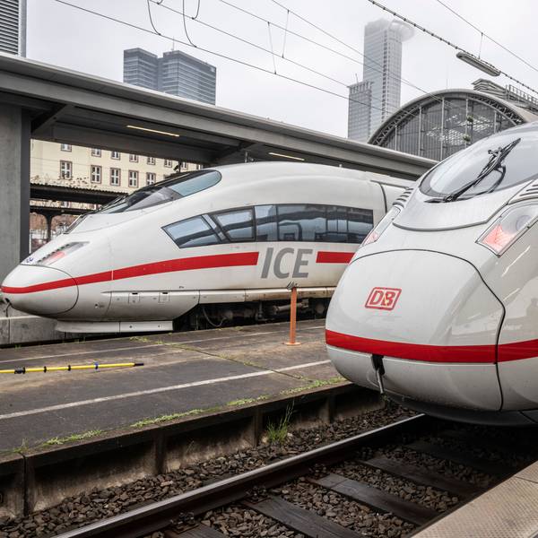 Der neue ICE 3neo (r.) steht neben einem alten Modell auf einem Gleis am Hauptbahnhof in Frankfurt. Zu sehen ist die Vorderseite des Schnellzugs in weiß mit roter Schrift.