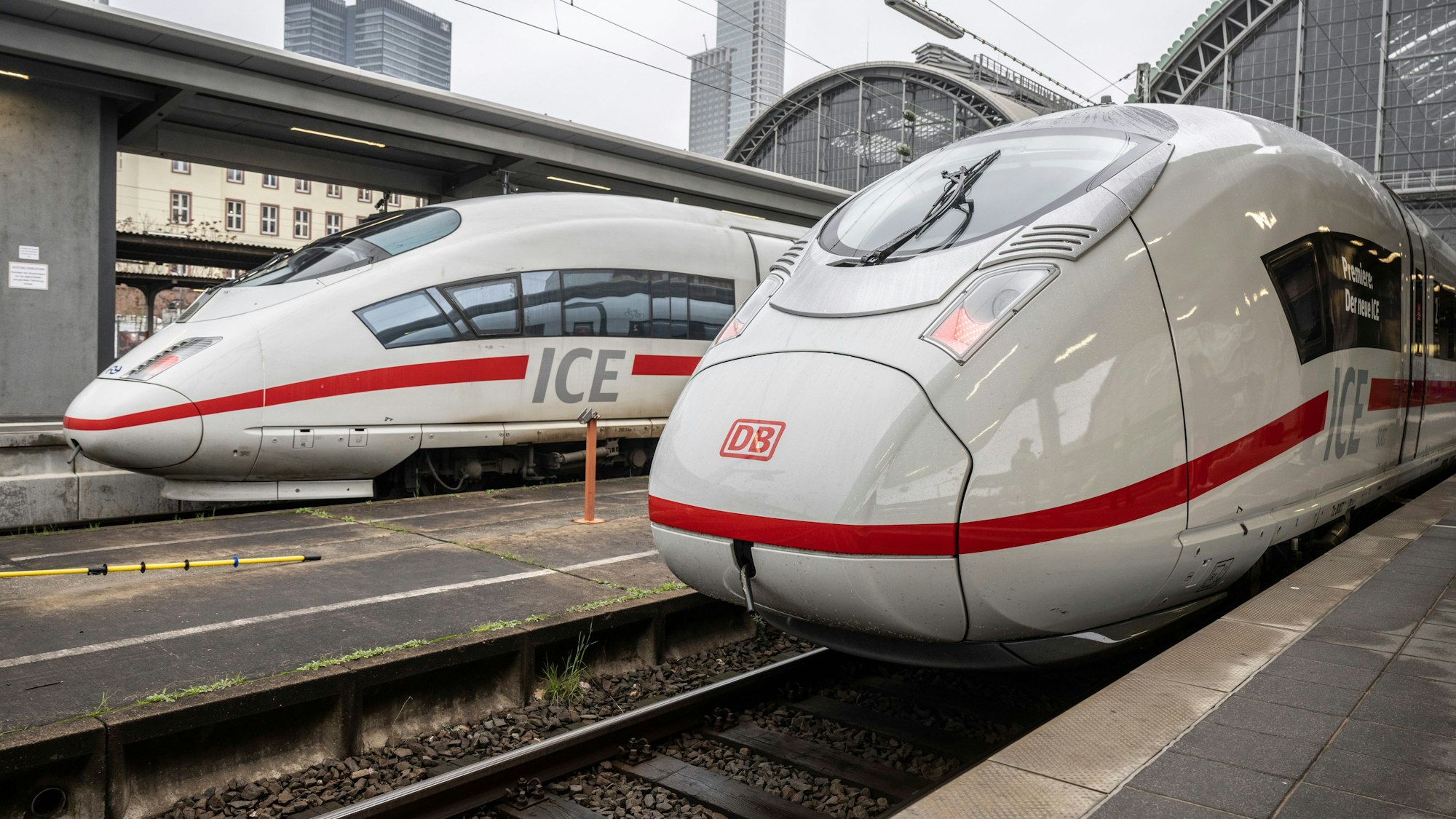 Zur Premiere des neuen ICE 3neo (rechts), steht der neue Schnellzug im Hauptbahnhof von Frankfurt neben einem ICE alter Bauart (links). Insgesamt hat die Deutsche Bahn 73 ICE 3neo bestellt.
