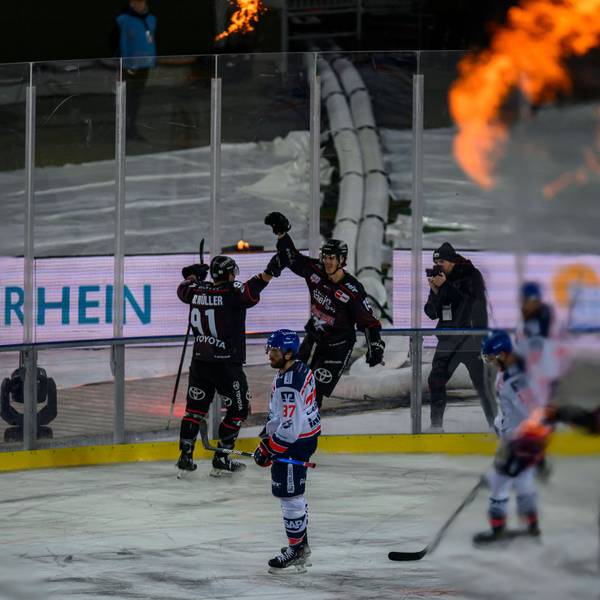 Die Spieler der Kölner Haie jubeln gemeinsam auf dem Eis.