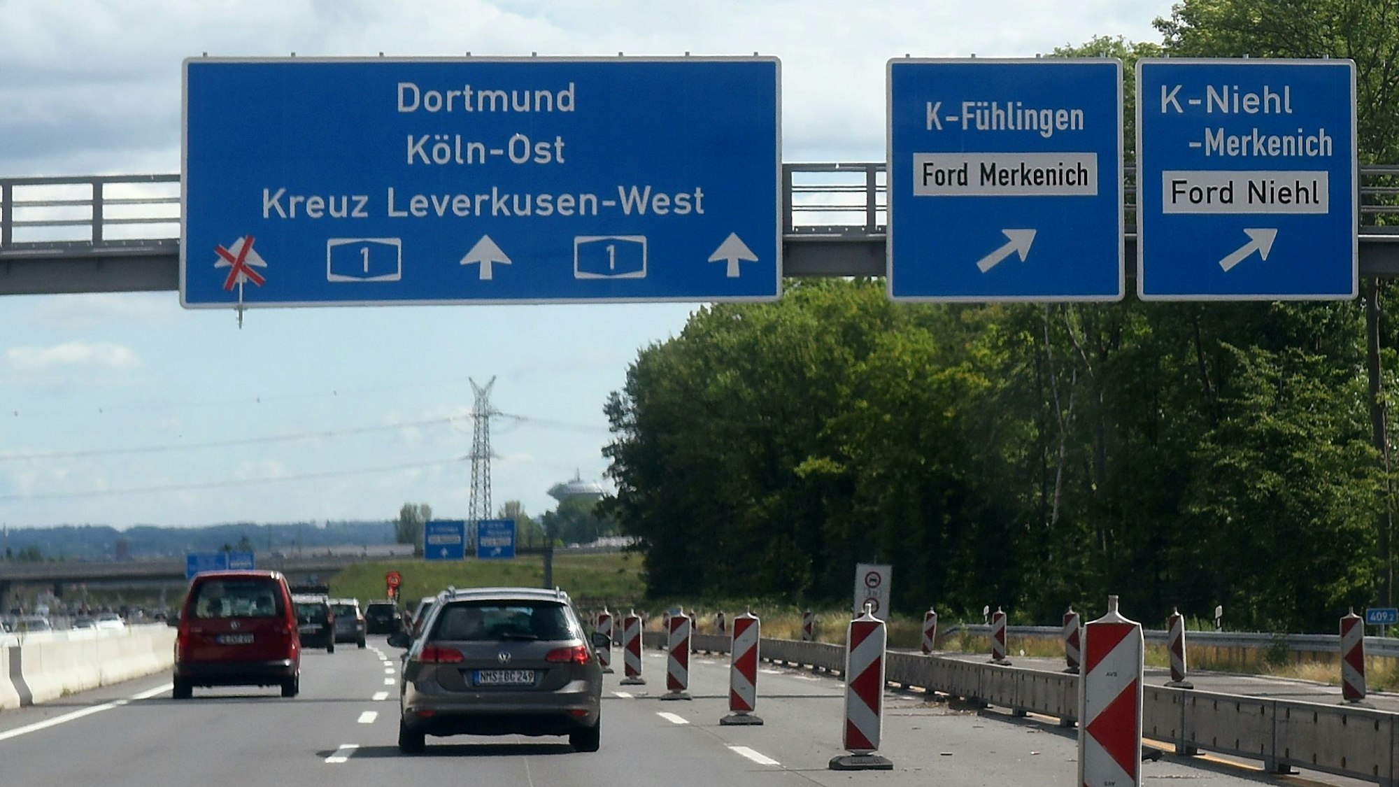 Anschlussstelle Niehl der A1 in Fahrtrichtung Dortmund. Dort wird es einen nächtlichen Engpass wegen neuer Verkehrsführung an der Anschlussstelle Köln-Niehl geben. Es wird nur eine durchgängige Fahrspur freigegeben.
