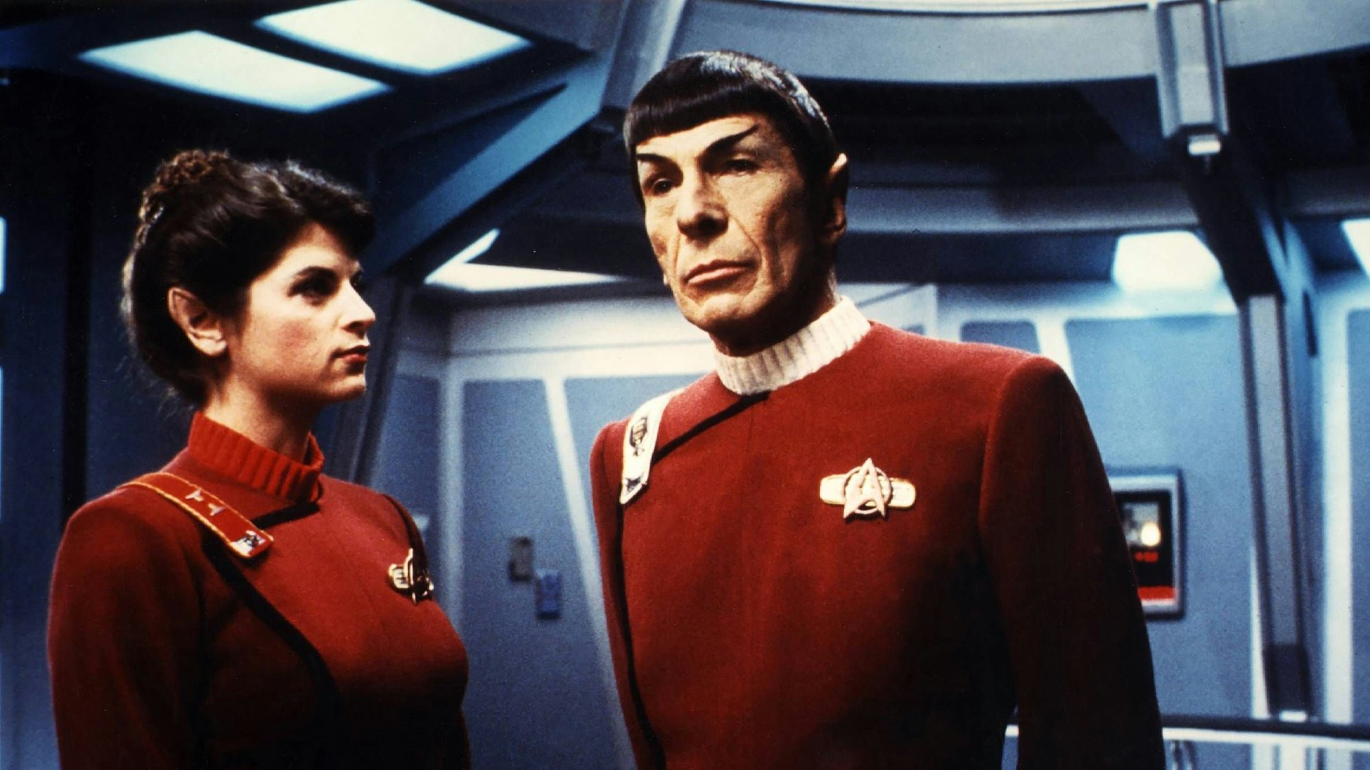 Kirstie Alley und Leonard Nimoy im Raumschiff. Eine Szene aus „Star Trek II - Der Zorn des Khan“.