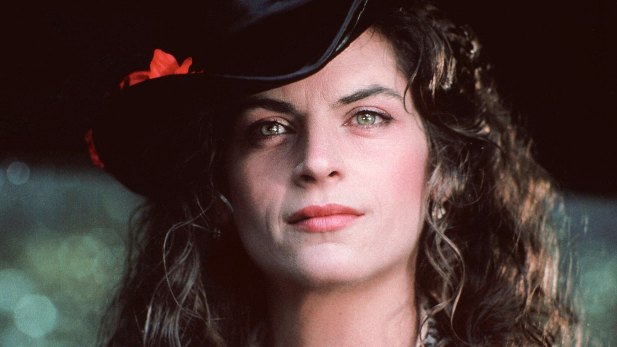 Kirstie Alley als Virgilia Hazard mit Hut.