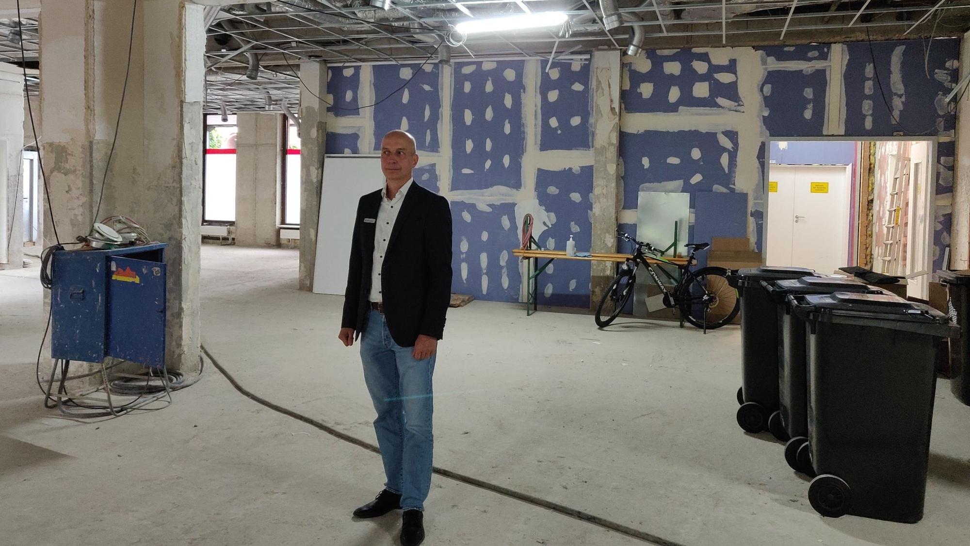 Filialleiter Markus Luyven auf der Baustelle im Erdgeschoss.