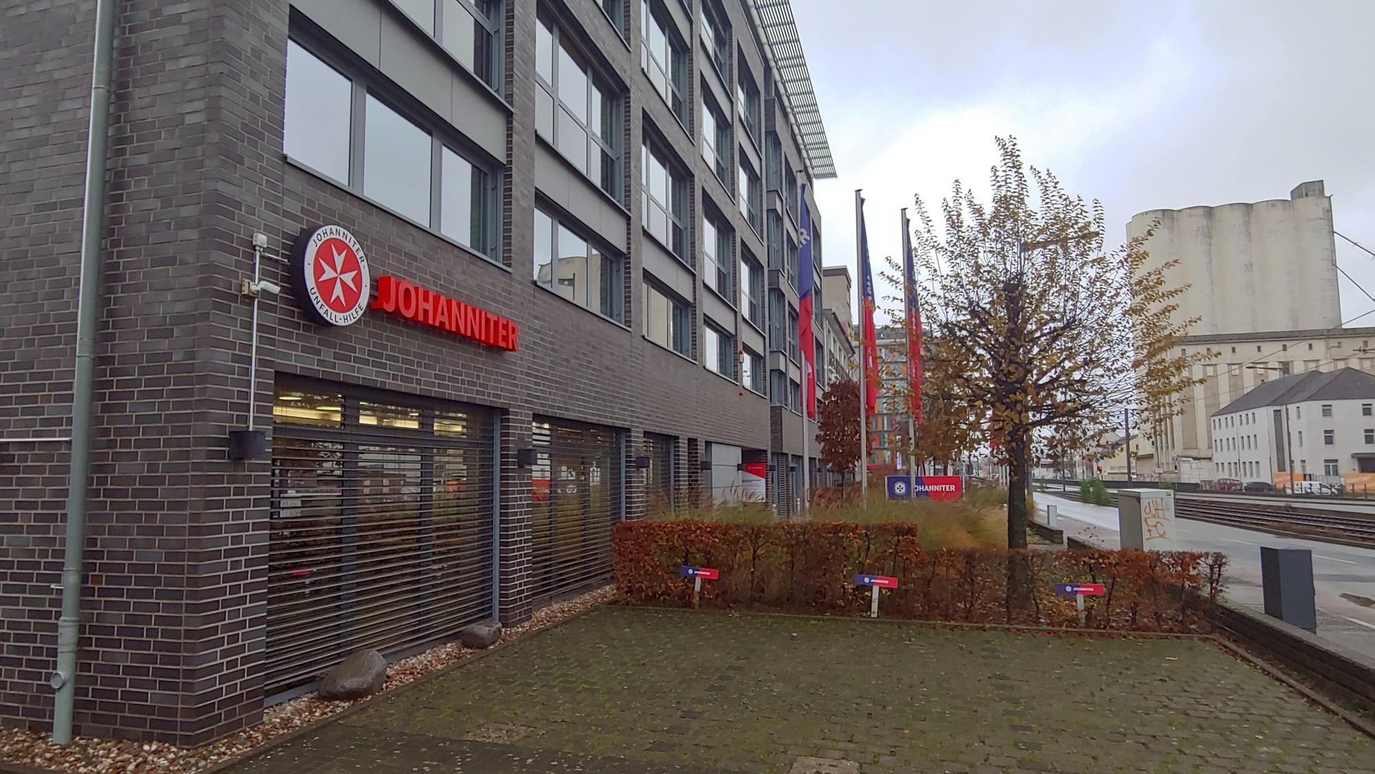 Die Landesgeschäftstelle NRW des Rettungsdienstes Johanniter e.V. an der Siegburger Straße in Köln von außen.