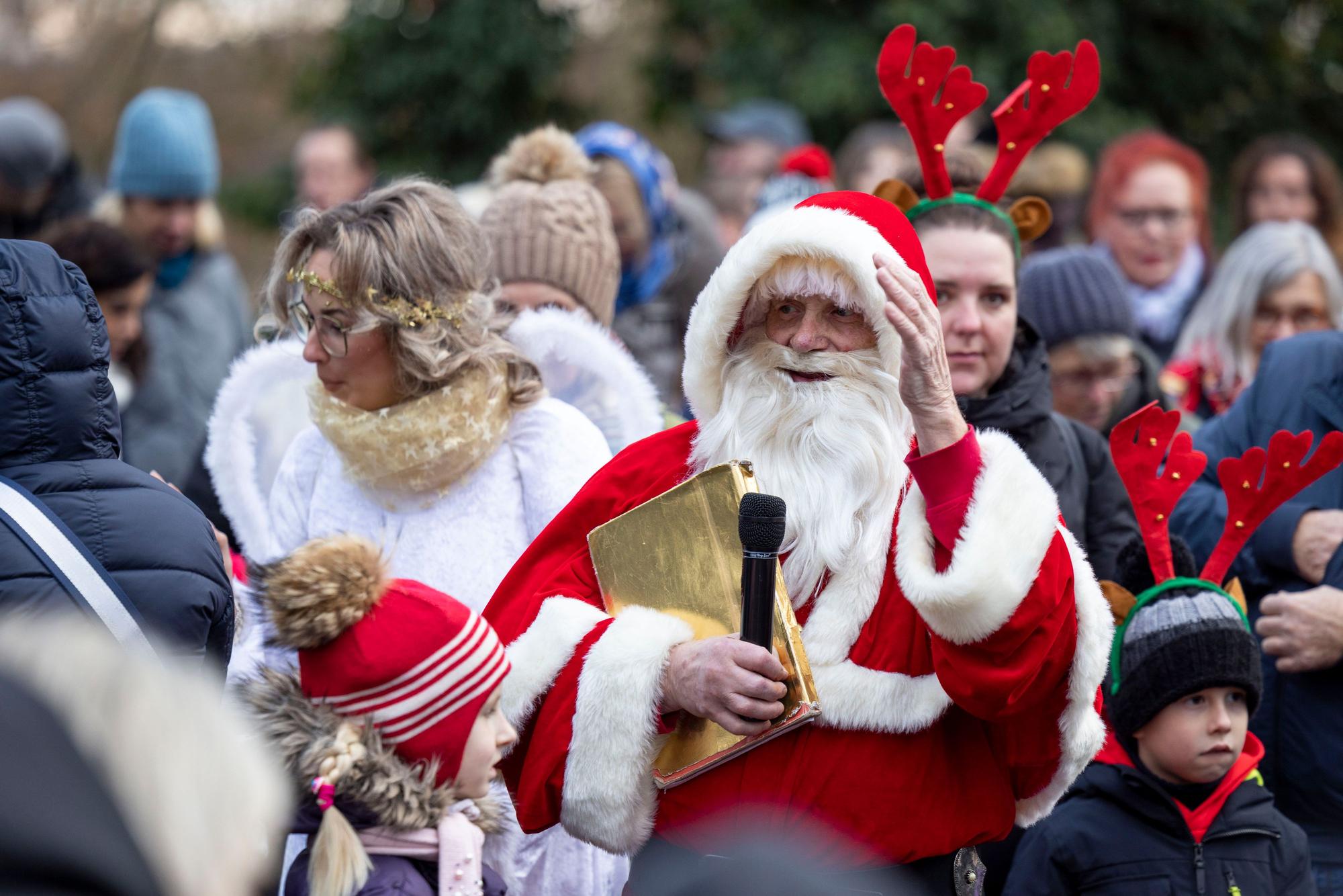 Nikolaus in der Menge von Kinder und Erwachsenen.