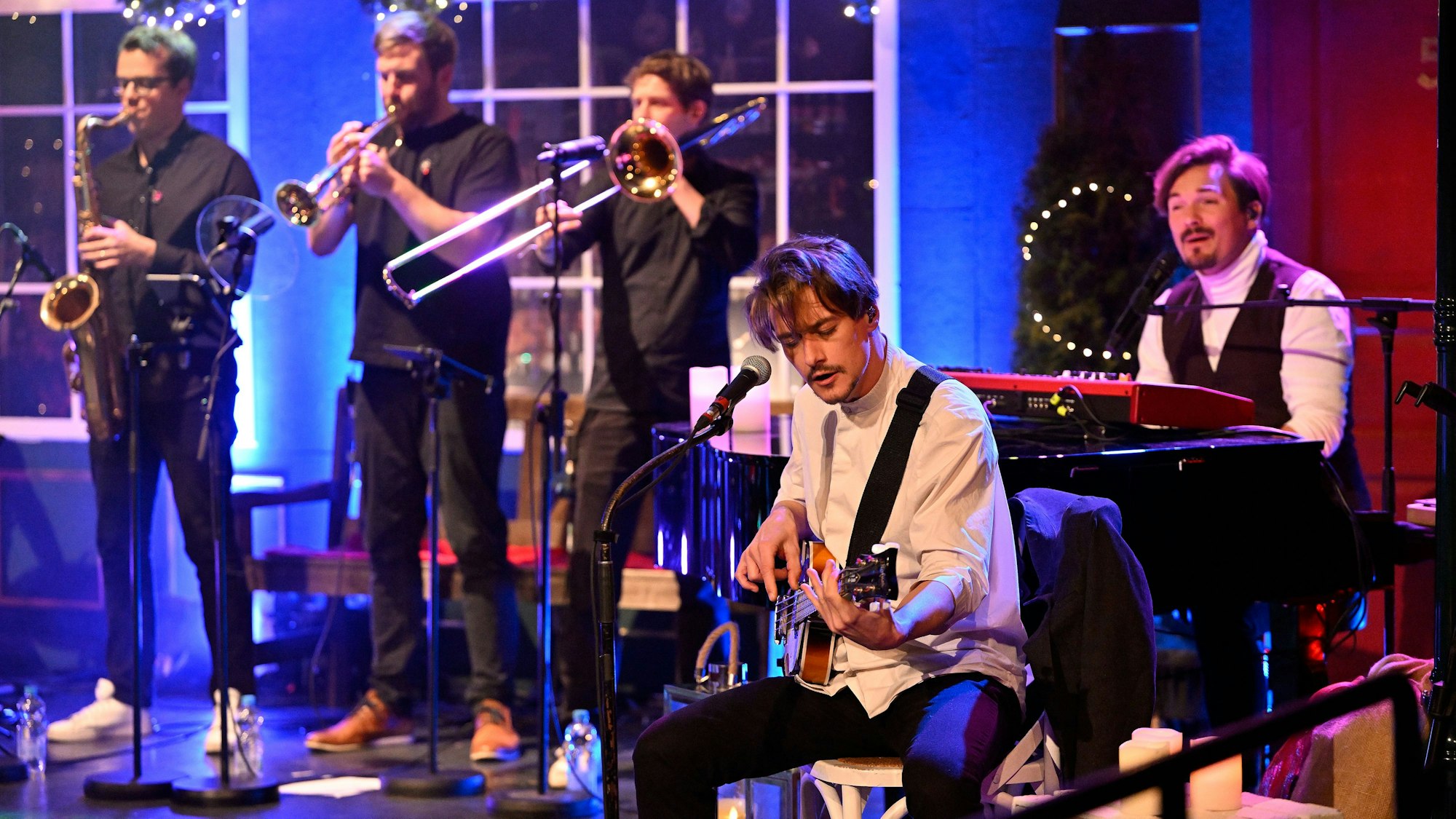Musiker spielen auf der Bühne des Bergischen Löwen.