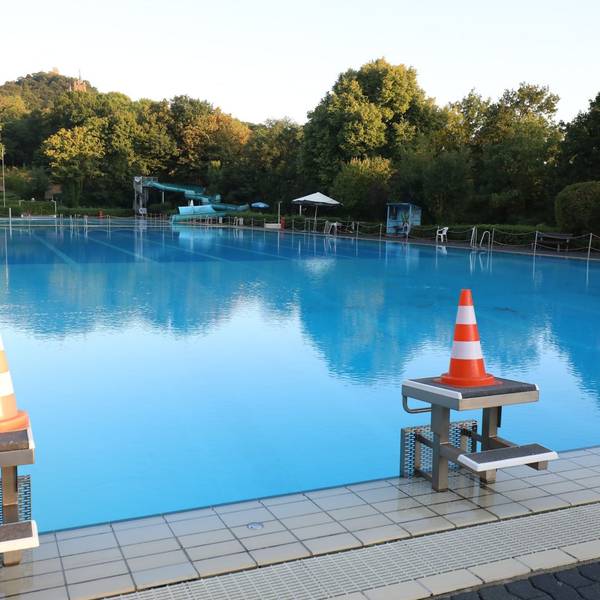 Das Lemmerz-Freibad am Drachenfels in Königswinter. Die Absprungpositionen sind mit Pilonen abgesperrt.