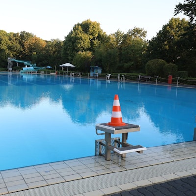 Das Lemmerz-Freibad am Drachenfels in Königswinter. Die Absprungpositionen sind mit Pilonen abgesperrt.