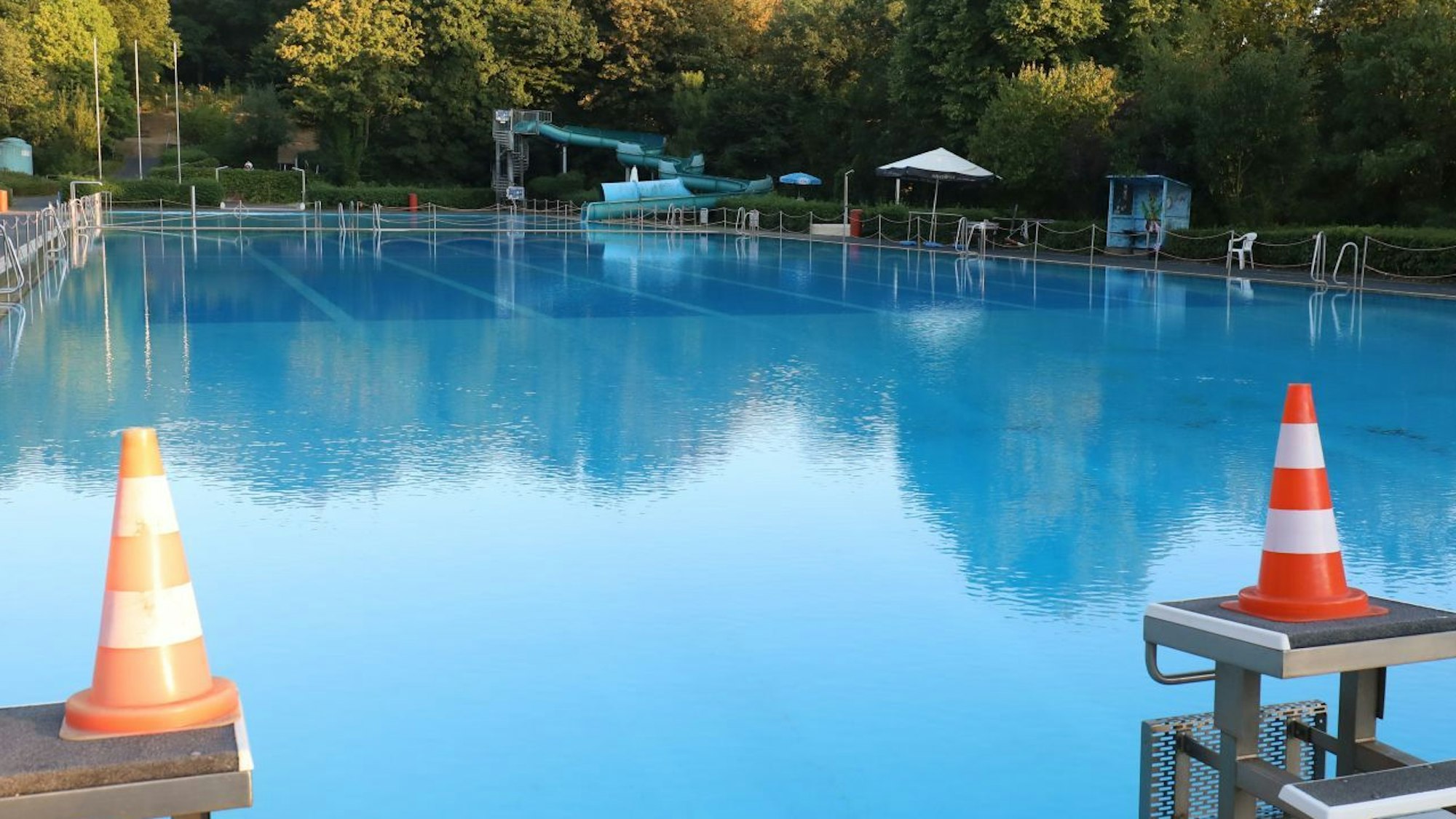 Das Lemmerz-Freibad am Drachenfels in Königswinter. Die Absprungpositionen sind mit Pilonen abgesperrt.