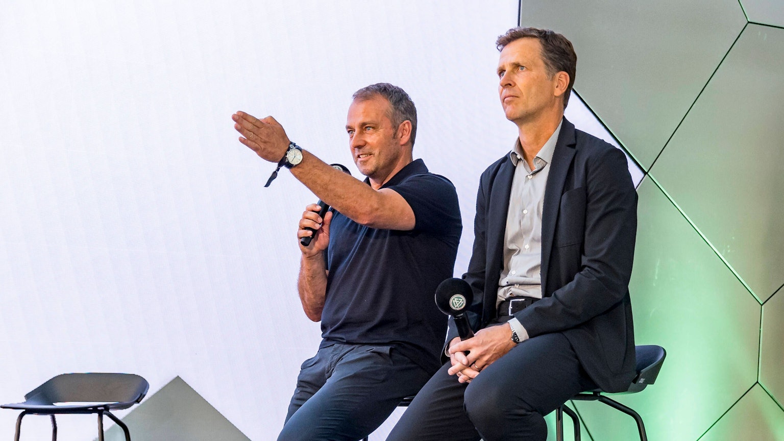 Bei der Eröffnung der DFB-Akademie in Frankfurt blicken Bundestrainer Hansi Flick und DFB-Direktor Oliver Bierhoff in die Zukunft.